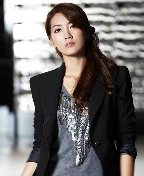 中国配资网官网 劈腿插足隐婚样样有！5位清纯女星人设崩塌，感情史比电视剧还狗血